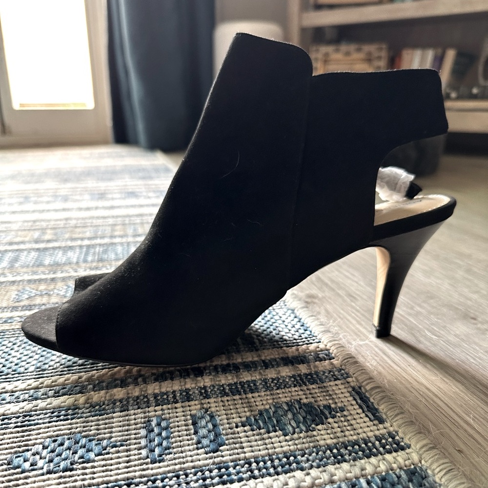 Peep toe pumps low heel